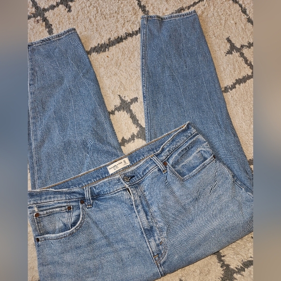Abercrombie & Fitch The Mom High Rise Jean Size 33 Or 16 - Picture 1 of 4